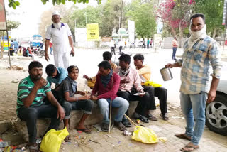 modasa people served food to the visiting migrant workers of aravlli district