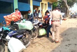 सब्जी मंडी में लगी भीड़ को हटाने पहुंची पुलिस.