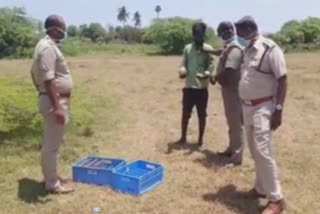 கள்ளத்தனமாக மதுப்பாட்டில் விற்றவர்களை கைது செய்தது-காவல்துறை