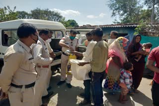 characha-police-has-provided-ration-to-the-needy