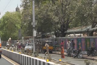 public-bearded-police-force-in-fish-market-over-barrier