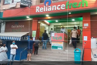 reliance fresh store is open for people for 24 hours