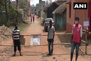 COVID-19: Locals barricaded roads to prevent movement of people in WB's Bankura  COVID-19  Locals barricaded roads to prevent movement of people  സുരക്ഷയ്‌ക്കായി മാതൃകയാക്കാം ഈ ഗ്രാമത്തെ  കൊല്‍ക്കത്ത