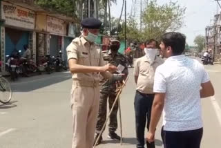 Police distributed masks to people in godda