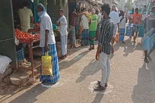 Due to the threat of corona, people who buy vegetables stand in a circle and buy goods.