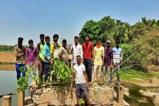 ಸ್ವಯಂ ದಿಗ್ಬಂಧನ ಹಾಕಿಕೊಂಡ ಗ್ರಾಮಸ್ಥರು