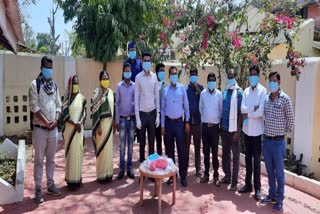 social-workers-distributed-free-masks-to-villagers-in-koriya