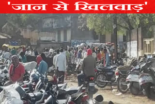 crowd-at-shops-during-lockdown-in-datia