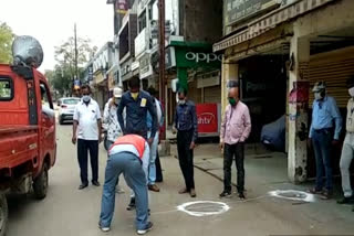 'Distance circle' created outside shops for social distancing in hoshangabad