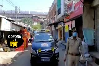 Ghaziabad Police is helping people by going to street mohallas during lockdown