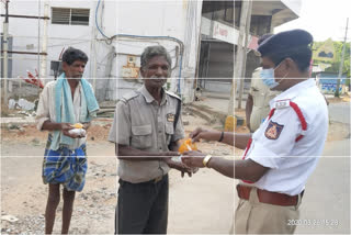 Police distributing food packets to beggars