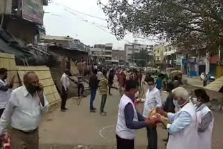 Gurugram administration distributing essential goods to the poor during lockdown