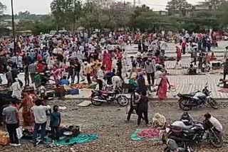 Crowd gathered in vegetable market during lockdown