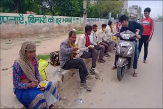 food distributed to people traveling from delhi to home in palwal during palwal