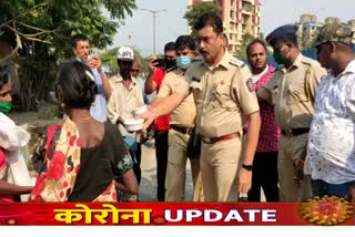 police-provide-good-to-needy-people-in-panvel