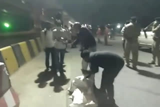 ghaziabad administration provide food to people who want to go their home in lockdown