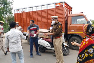 shahdara district police distributed food to needy people during lockdown in delhi