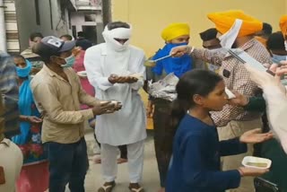 police distribute food to poor people during cufew in ferozpur