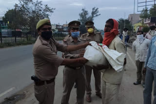 muradnagar police station SHO omprakash singh distributing food to people in ghaziabad