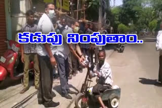 Malayalee Society of telengana distributes food to road siders at Secunderabad Hyderabad