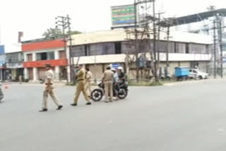 നിയന്ത്രണങ്ങളോട് സഹകരിച്ച് കൊച്ചി  കൊച്ചിയിലെ ജനങ്ങൾ  വാഹനങ്ങൾ  പൊലീസ്  ഒറ്റപ്പെട്ട സ്വകാര്യ വാഹനങ്ങൾ  വ്യവസായ സ്ഥാപനങ്ങൾ  ജനങ്ങൾ പിൻവാങ്ങി  covid 19  warning  police take action