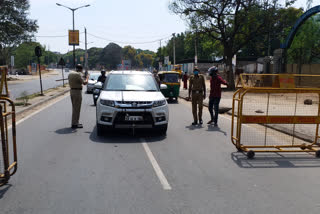 ಹೆದ್ದಾರಿಯಲ್ಲಿ ತಪಾಸಣೆಗೆ ಇಳಿದ ಪೊಲೀಸರು