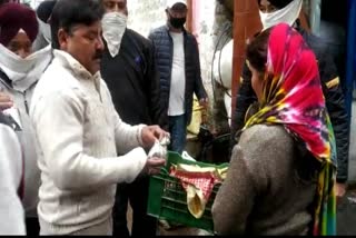 Gurudwara Singh Sabha distributed food packets to poor people