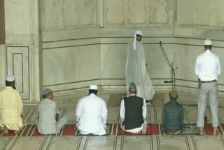 मस्जिद में नमाज पढ़ते लोग