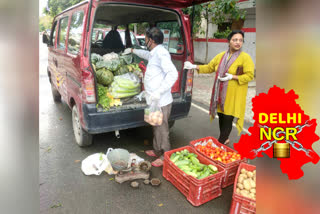 Vegetables are being distributed by postal department van in ghaziabad