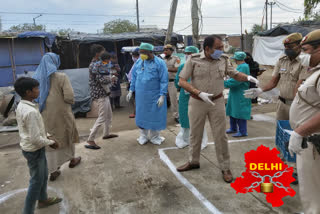 Najafgarh sho sunil kumar distributes food for daily wage workers during delhi lockdown