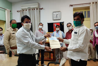 former minister lakhan ghangoria donated 5 lakh rupees to fight against corona virus