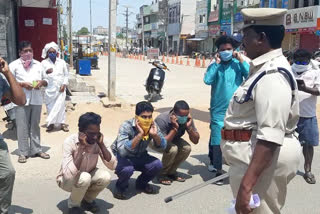 mahabubabad police punish the two wheelers who are violate the lock down