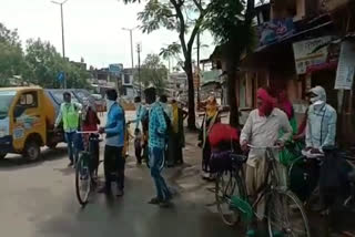 A batch of 14 laborers arrived from Nagpur by cycling