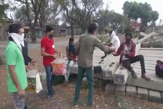 Workers returning from Rajasthan on foot in mandsaur