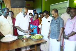 pathanamthitta community kitchen  പത്തനംതിട്ട സമൂഹ അടുക്കള  കുടുംബശ്രീ ഭക്ഷണം  കൊറോണ പ്രോട്ടോക്കോള്‍  സാനിറ്റൈസര്‍  പത്തനംതിട്ട ജനറല്‍ ആശുപത്രി  ലോക്ക് ഡൗണ്‍  വളണ്ടിയര്‍ സമിതി