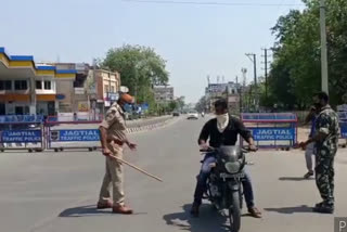 police-lati-charge-on-two-wheelers-due-to-lock-down-kurfew-at-jagtial