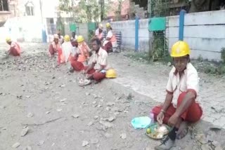 bjp workers gave food to scavengers in jamshedpur  ­­