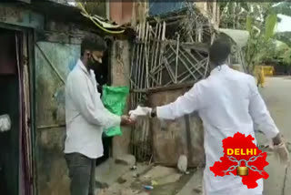 mla from kondli constituency distributes food packets  during delhi lockdown