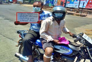 bike-riders-hold-panel-to-escape-from-belagavi-police