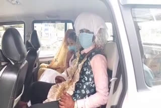 Newly married in a vehicle, गाड़ी में मिले नवविवाहित