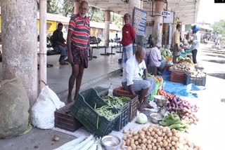 காய்கறி சந்தையாக மாறிய பேருந்து நிலையம்