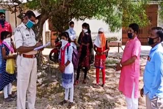 police help girls in giridih regarding corona lockdown