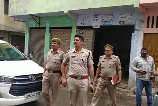 Muzaffarnagar : people offering namaz at home