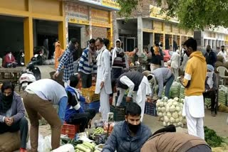 Government orders being torn in the vegetable market of Fatehabad
