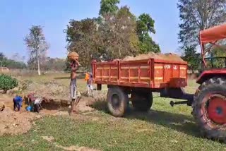 डोंगरगढ़ में लॉक डाउन का उल्लंघन कर माफिया निकाल रहे रेत