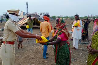 hingoli police  police help to beggars  पोलिसांची भिक्षेकऱ्यांना मदत  हिंगोली पोलीस