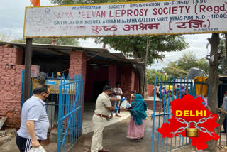 During lockdown Amar Colony police team distributing food every day in delhi