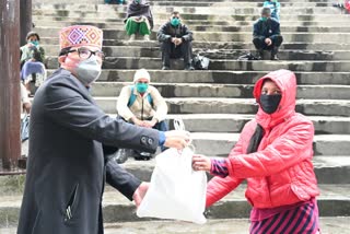 Govind Thakur distributed ration to tourists in kullu