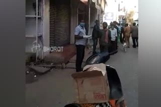 A man given food to poor and homeless people at Bangalore