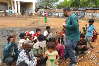 लॉक डाउन के चलते समाजसेवियों ने गरीबों को कराया भर पेट भोजन.